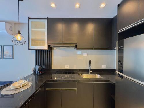a kitchen with stainless steel cabinets and a sink at Edição Jardim Paulista in Sao Paulo
