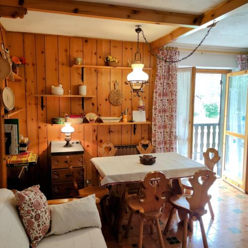 un soggiorno con un tavolo e un divano di Sun & Relaxation La Tour a Morgex