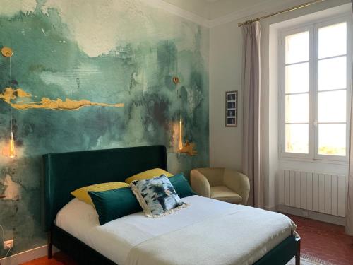 - une chambre dotée d'un lit avec un mur vert dans l'établissement Vue mer exceptionnelle dans château, à Sausset-les-Pins