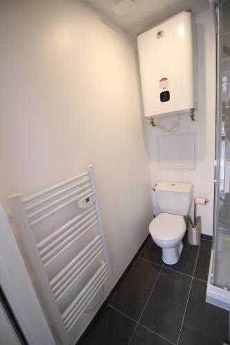 Elle comprend une petite salle de bains pourvue de toilettes et d'une armoire. dans l'établissement Studio hyper centre secteur Cathedrale - Forum- Erlon, à Reims