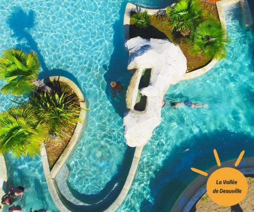 une vue aérienne d'une piscine dans un complexe hôtelier dans l'établissement Mobile home dans un camping à saint Arnoult, à Saint-Arnoult