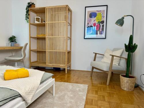 a living room with a bed and a chair at Zentrale Wohnung mit Parkplatz in Graz