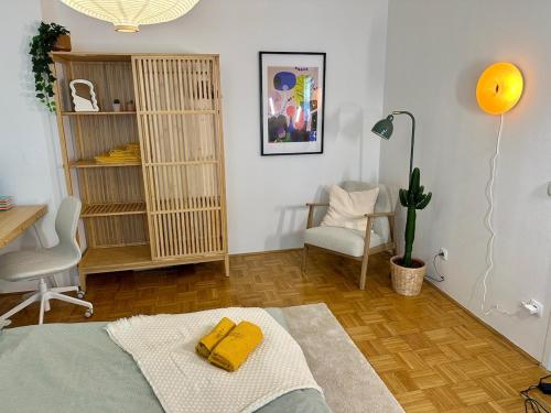 a bedroom with a bed and a desk and a chair at Zentrale Wohnung mit Parkplatz in Graz