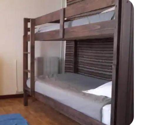 a couple of bunk beds in a room at Casa dos Pingos de Mel in Aveiro