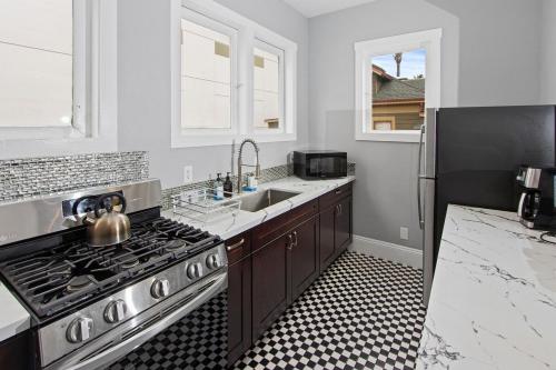 Gallery image of 1900's Victorian Home Sleeps 22 8BDRM 3Bath in San Diego
