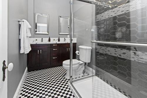 Ένα μπάνιο στο 1900's Victorian Home Sleeps 22 8BDRM 3Bath