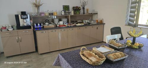 Makanan di atau berdekatan rumah tamu ini