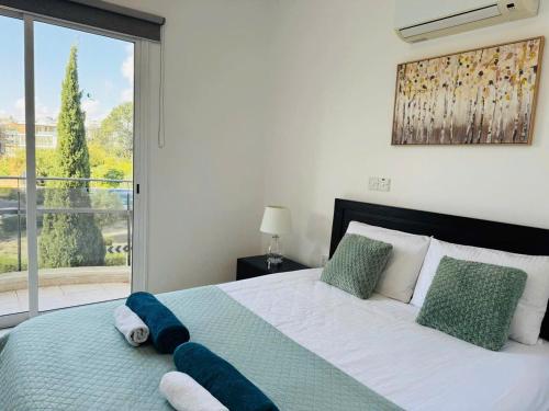 Hesperides garden - Sunny 2BR Apt with Large Balcony, Pool, Central Paphos