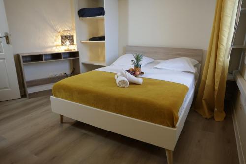 a bedroom with a bed with two towels on it at Cosy T3 Oiseau de Paradis Billard Balnéothérapie proche aéroport et centre-ville in Saint-Denis