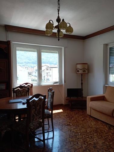 a living room with a table and a couch at Tirano Express Comfort Apartment 2P in Tirano