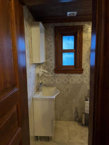 a bathroom with a sink and a window at Valide Sultan Konağı TARAKLI in Taraklı