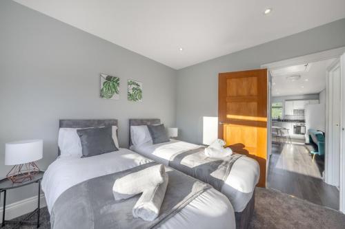 Luxury Tottenham Stadium Retreat - 2 minute walk to stadium photo 14