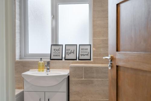 Luxury Tottenham Stadium Retreat - 2 minute walk to stadium photo 15