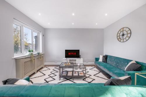 Luxury Tottenham Stadium Retreat - 2 minute walk to stadium photo 17