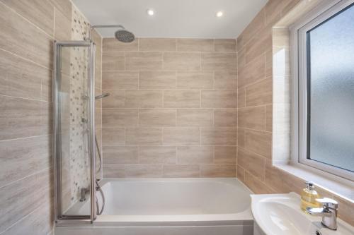 Luxury Tottenham Stadium Retreat - 2 minute walk to stadium photo 23