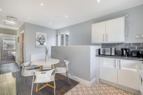 Luxury Tottenham Stadium Retreat - 2 minute walk to stadium photo 26