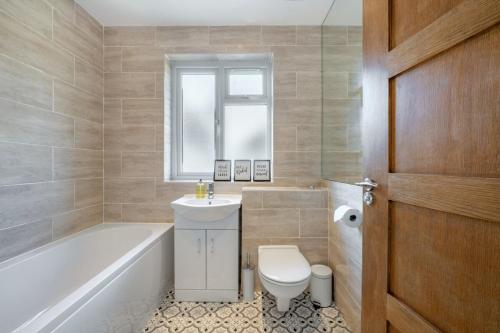Luxury Tottenham Stadium Retreat - 2 minute walk to stadium photo 8