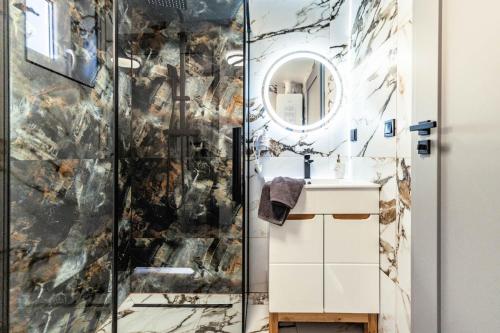 a bathroom with a shower and a sink at Top Alex domki Międzyzdroje Lubin in Międzyzdroje