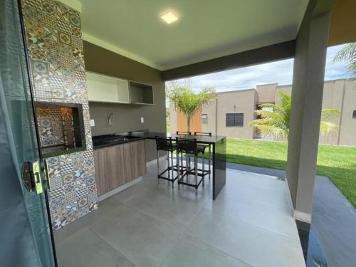 a kitchen with a counter and a table with chairs at Grandes Lagos Thermas Resorts in Santa Clara dʼOeste