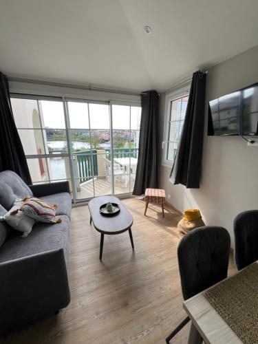 Coco studio 2 adultes et 2 enfants avec terrasse vue sur le Lac et accès parc aquatique gratuit