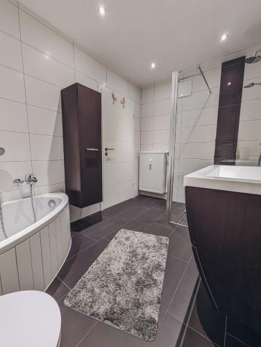 ein Badezimmer mit Badewanne, Toilette und Waschbecken in der Unterkunft Ferienwohnung im Tal der Liebe in Schmelz