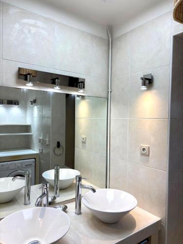 une salle de bain avec deux lavabos et un miroir dans l'établissement Paul Cézanne garden apartment with air conditioning, à Aix-en-Provence