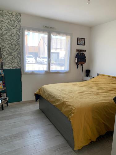 une chambre avec un grand lit et une fenêtre dans l'établissement Maison de lotissement proche circuit des 24h, à Laigné-en-Belin
