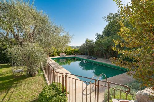 une piscine dans une cour clôturée dans l'établissement Mas Provencal d'exception Le lezard Bleu vence, à Vence