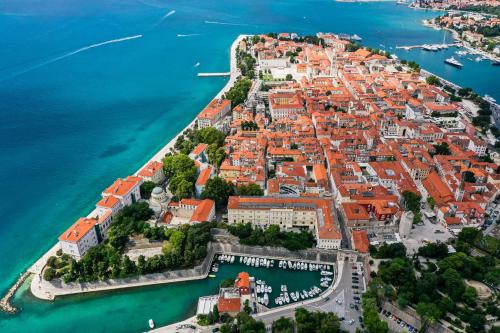 una vista aérea de la ciudad de Dubrovnik en Croacia en Old City Micro-apartments, en Zadar