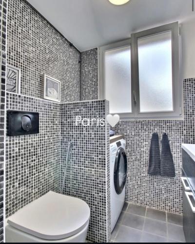 une salle de bain avec toilettes, lavabo et fenêtre dans l'établissement PARIS with Love !, à Paris