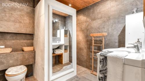 une salle de bain avec une douche, un lavabo et des toilettes dans l'établissement La Suite au Village, à Gruissan