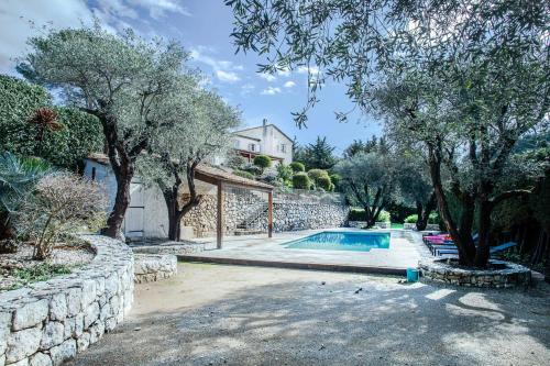 une maison avec une piscine dans une cour dans l'établissement Beautiful Provençal-style villa in Mougins with Sea view, à Mougins
