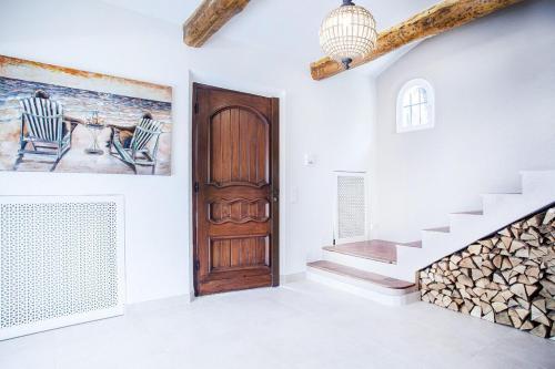 - un couloir avec une porte en bois et des escaliers dans une maison dans l'établissement Beautiful Provençal-style villa in Mougins with Sea view, à Mougins
