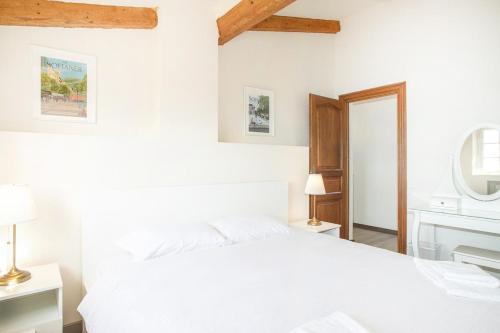 - une chambre blanche avec un lit blanc et un miroir dans l'établissement Beautiful Provençal-style villa in Mougins with Sea view, à Mougins