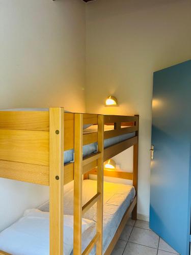 une chambre avec deux lits superposés dans l'établissement Appartement 4 pers vue lac Raviège, à La Salvetat-sur-Agout