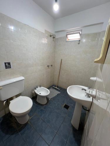 a bathroom with a toilet and a bidet and a sink at Monoambiente NONA in Villa Cura Brochero