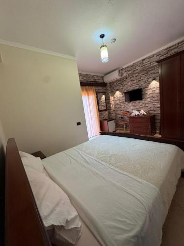 Una cama o camas en una habitación de HOTEL RESTORANT LEZA