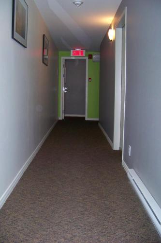 an empty hallway with a exit sign on the wall at Auberge aux Deux Lions in Quebec City