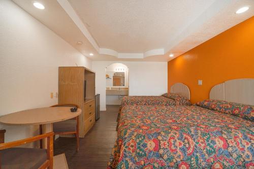 Postel nebo postele na pokoji v ubytování Budget Inn By OYO Corpus Christi Beach