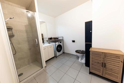 une salle de bain avec une douche, des toilettes et un lavabo dans l'établissement Charmant T2-10 min de la plage, à Saint-Martin-de-Seignanx