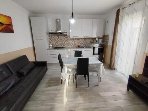 eine Küche und ein Esszimmer mit Tisch und Stühlen in der Unterkunft Dimora San Francesco 2 in Campobasso