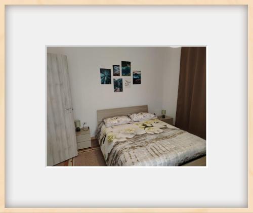 Schlafzimmer mit einem Bett und Bildern an der Wand in der Unterkunft Dimora San Francesco 2 in Campobasso