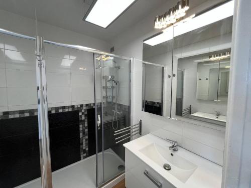 une salle de bain avec une douche en verre et un lavabo dans l'établissement Studio 4 personnes Cap d'Agde Naturisme CN060-E30, au Cap d'Agde
