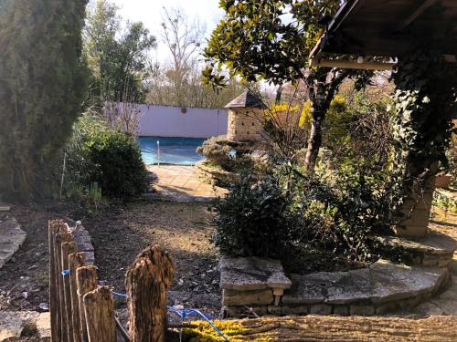 Foto dalla galleria di Grande maison en pierre 12 pers 6 chambres 5 SDB piscine a Exoudun