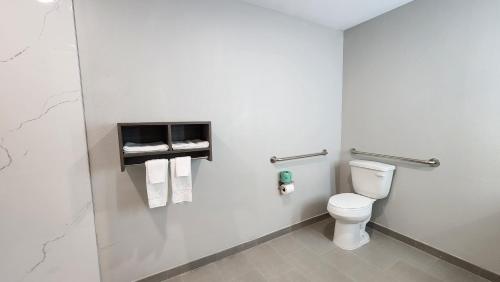 a bathroom with a toilet and towels at Hotel Park Place in Houston
