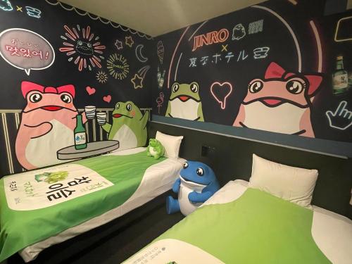 東京にある変なホテル東京浅草橋 のベッドルーム1室(壁に漫画のキャラクターが飾られたベッド2台付)