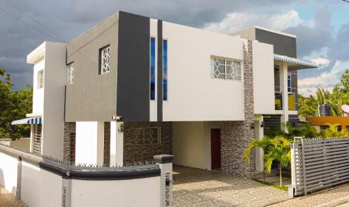 una casa bianca con facciata in bianco e nero di Apartamento Lujoso en Bonao DR #1 a Bonao