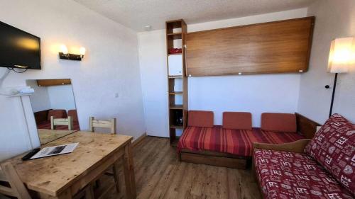 un salon avec un canapé et une table dans l'établissement Résidence Le France - Studio 2 personnes Plagne Centre MAE-2804, à Aime La Plagne