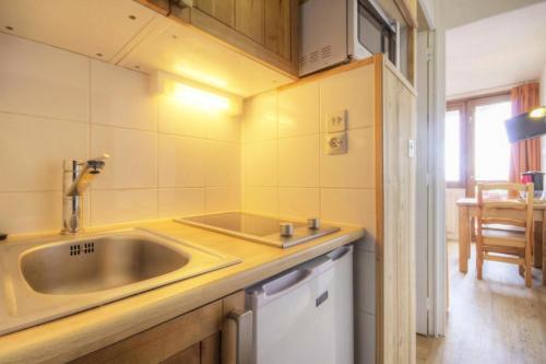 une cuisine avec un évier et un plan de travail dans l'établissement Résidence Le France - Studio 2 personnes Plagne Centre MAE-2804, à Aime La Plagne