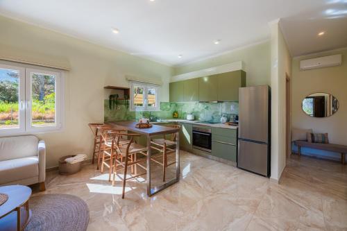 una cucina con armadi verdi e frigorifero di Aloni Estate Corfu ad Acharavi